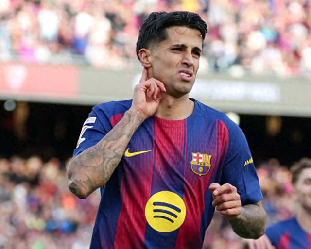 开云官网-巴萨飞翼神作：奔袭50米破门+造2点球！5万人鼓掌 梦回巅峰|巴塞罗那|坎塞洛|塞维利亚|朱尔斯-孔德|曼城_新浪体育_新浪新闻